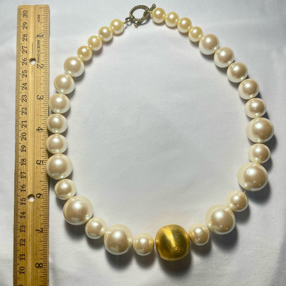 Elegant Pearl Necklace with Gold Accent